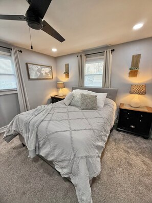 3 dormitorios, tabla de planchar con plancha, cuna de viaje