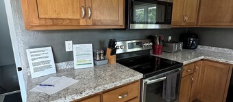Charming 3-bedroom house with WiFi, AC in lovely Green Bay- close to Lambeau