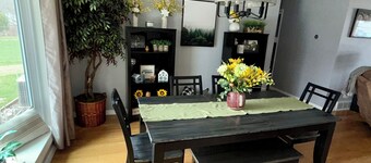 Charming 3-bedroom house with WiFi, AC in lovely Green Bay- close to Lambeau