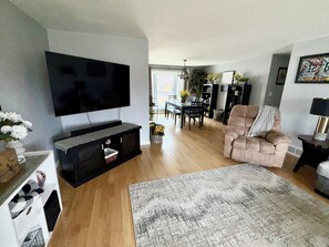 Una Smart TV, libros, una biblioteca de música, un reproductor estéreo