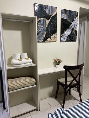 Desk, laptop workspace, iron/ironing board, free WiFi - Rooftop Xilitla  (Xilitla)