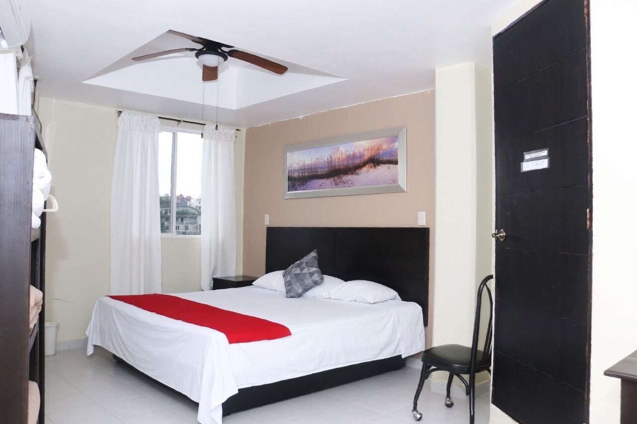 Habitación estándar con 2 camas individuales, vista a la ciudad | Escritorio y espacio para trabajar con laptop 