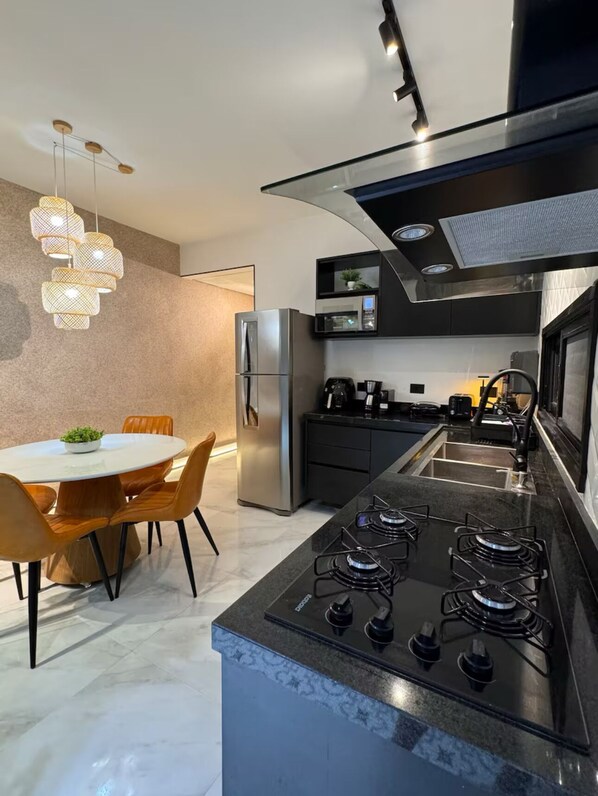 Private kitchen - House 50 meters from the beach with Jacuzzi and barbecue (Praia de Maresias São Sebastião)