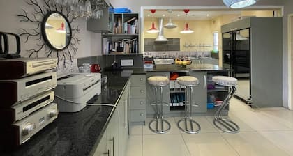 3-Bedroom Oasis with Pool
Welcome to your perfect getaway!