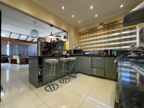 3-Bedroom Oasis with Pool
Welcome to your perfect getaway! 