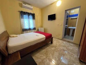 1 habitación, tabla de planchar con plancha, wifi y ropa de cama 