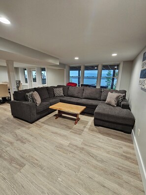 Smart TV, stereo - Spacious 4-bedroom house on Lake Delta on a private road (Ava)