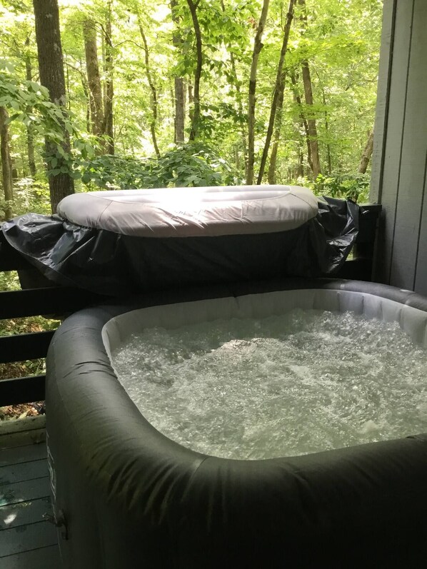 Outdoor spa tub - Minutes To Clemson & Lake Hartwell + Hot Tub + Game Lounge + Private Views! (Westminster)