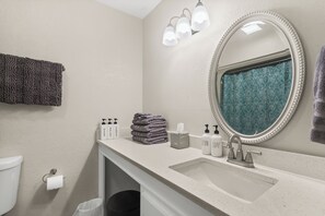 Towels, soap, shampoo, toilet paper - Minutes To Clemson & Lake Hartwell + Hot Tub + Game Lounge + Private Views! (Westminster)