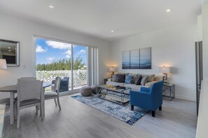 Apartamento exclusivo, 1 habitación, vistas al jardín | Zona de estar | Una televisión de pantalla plana, Netflix, servicios de streaming