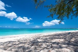 Beach/ocean view - The Grove (Seven Mile Beach)