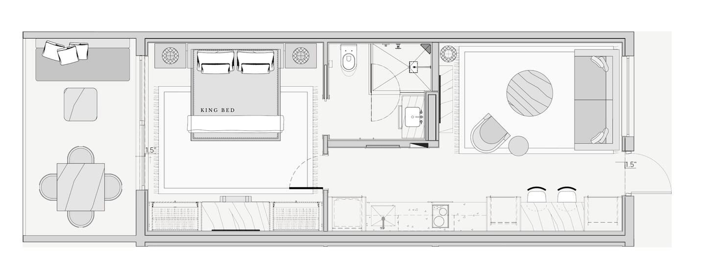 Grundriss eines Hotelzimmers mit einem Kingsize-Bett, einem Schreibtisch, einem Stuhl, einem kleinen Badezimmer und einer Sitzecke mit einem runden Tisch.