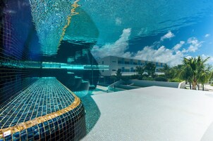 Una piscina al aire libre