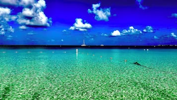 In Strandnähe, weißer Sandstrand, Liegestühle, Sonnenschirme