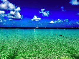 Ubicación cercana a la playa, arena blanca, tumbonas y sombrillas