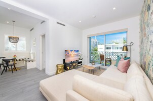 Apartamento exclusivo, 2 habitaciones, vistas al jardín | Zona de estar | Una televisión de pantalla plana, Netflix, servicios de streaming