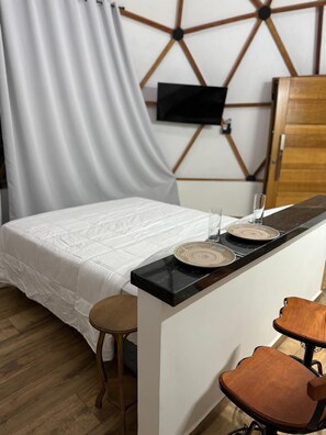 Suíte superluxo, vista para a cidade | 1 quarto, espaço de trabalho para notebook, Wi-Fi de cortesia