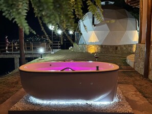 Suite luxueuse, vue sur la ville | Restaurant pour couples