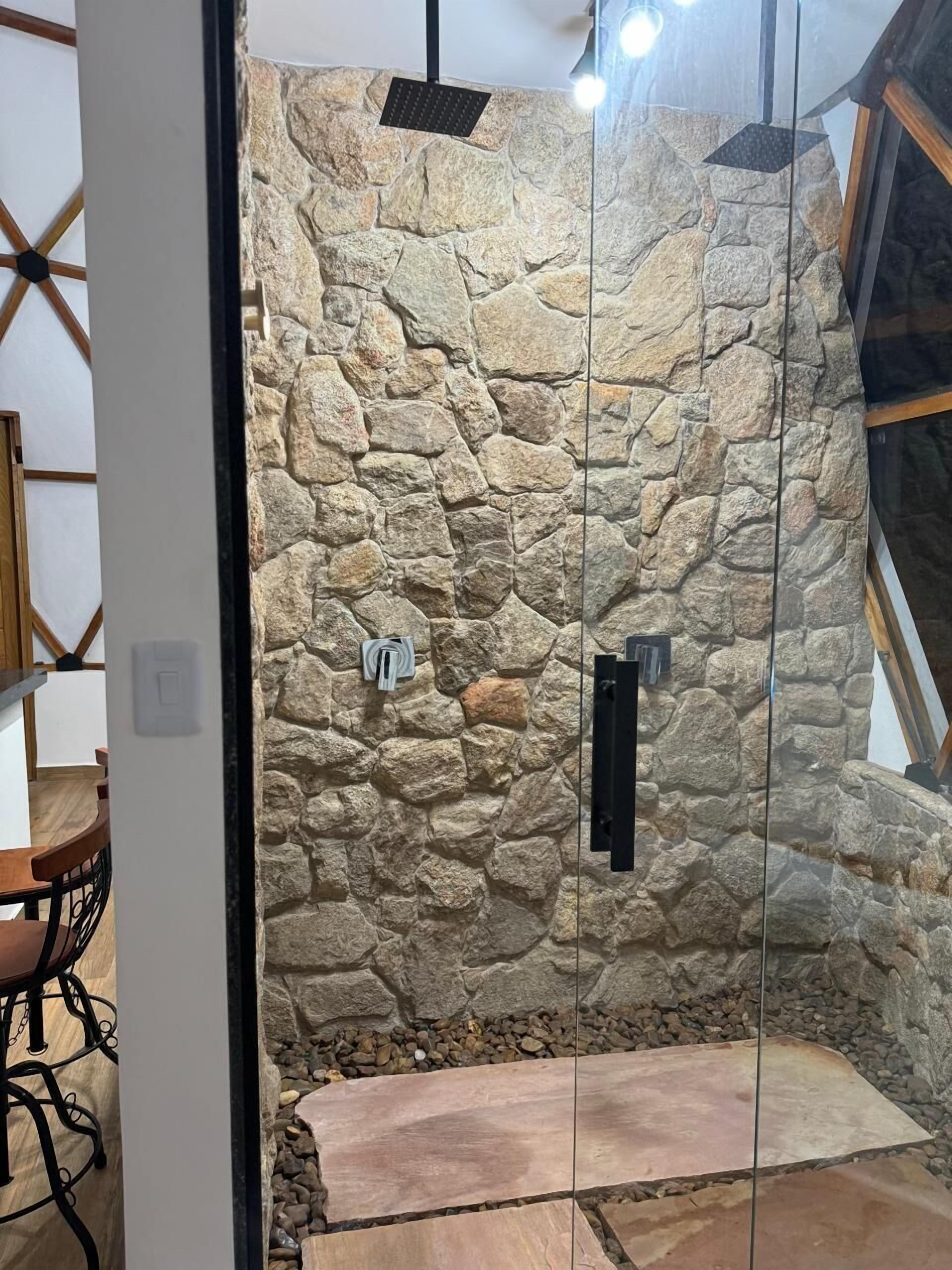 Luksussviitti, kaupunkinäköala | Kylpyhuone | Ilmaiset hygieniatuotteet, hiustenkuivaaja, pyyhkeet, vessapaperi