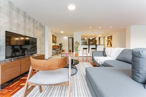 Appartement, 2 chambres | Aire de séjour | Téléviseur connecté de 45 po avec télévision numérique