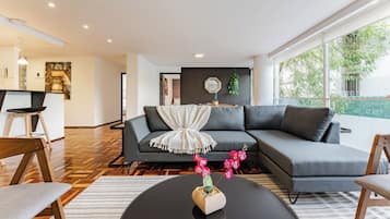 Departamento, 2 habitaciones | Área de sala de estar | Smart TV de 45 pulgadas con canales digitales