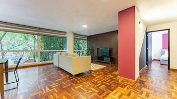 Departamento, 3 habitaciones | Área de sala de estar | Smart TV de 45 pulgadas con canales digitales