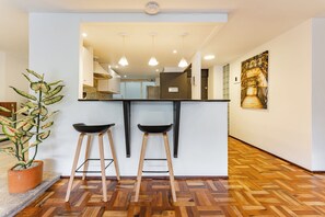 Private kitchen - Parques Condesa Apartments by VH (Mexico City)