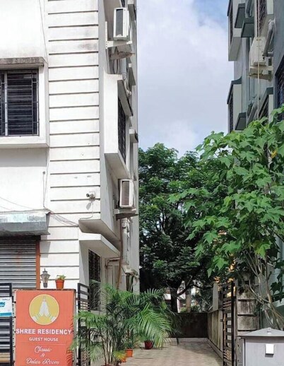 9-bedroom building in fabulous Kolkata with WiFi, fitness room, AC