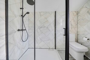 Ducha, secador de pelo y toallas