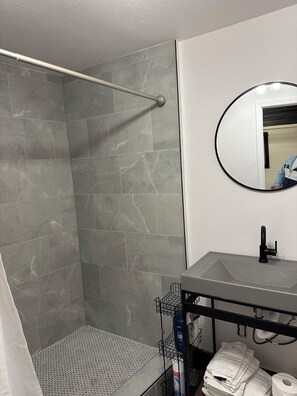 Hårtørrer, håndklæder, Sæbe, Toiletpapir