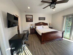 1 habitación, caja de seguridad en la habitación y escritorio 