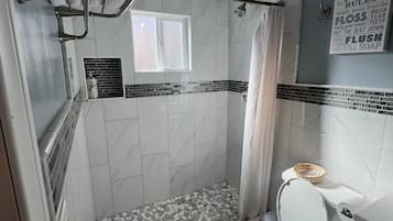 Dusche, Haartrockner, Handtücher, Toilettenpapier