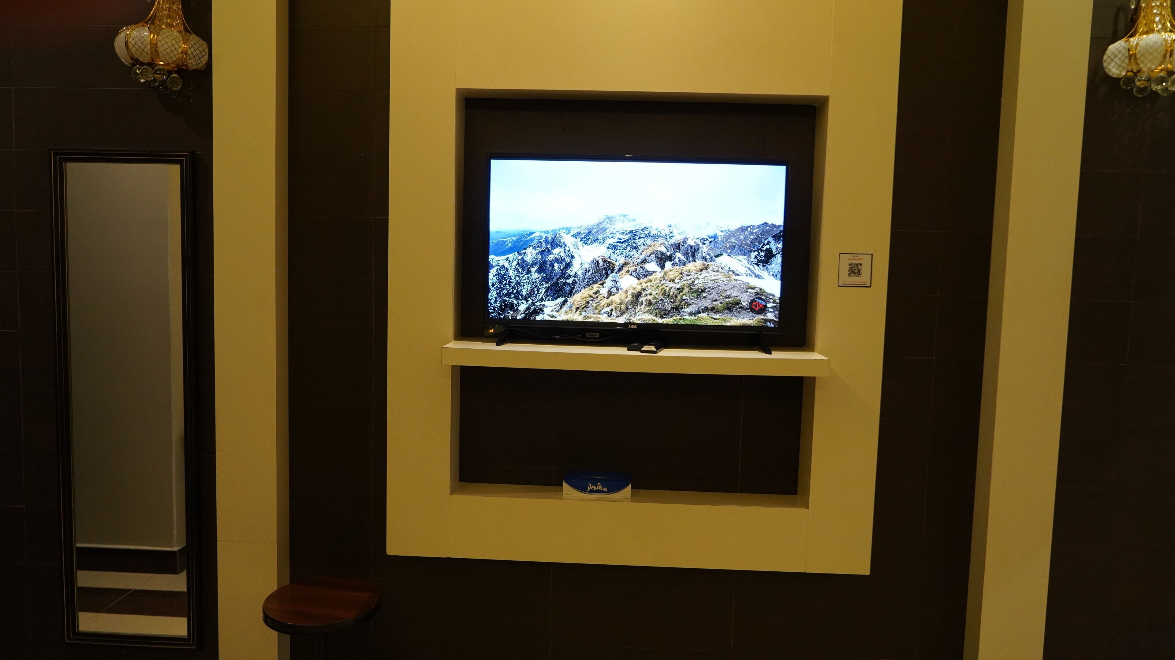 Căn hộ dành cho gia đình | Két bảo mật tại phòng, bàn, khu vực làm việc phù hợp cho laptop 