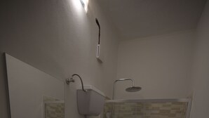 A bathroom with a sink, toilet, and shower. - Bosmi Bed&Language Liguria (Sori)
