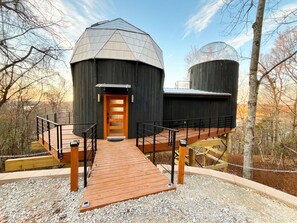 A dome-shaped building with a wooden door and a wooden deck leading to it. - 🌟Planetarium Treehouse🌟Stargazing Observatory with Beaver Lake Views (Springdale)