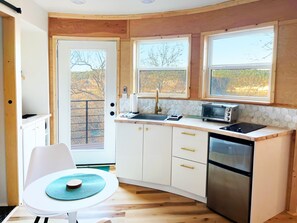 Frigorífico, microondas, placa de cocina y cafetera o tetera