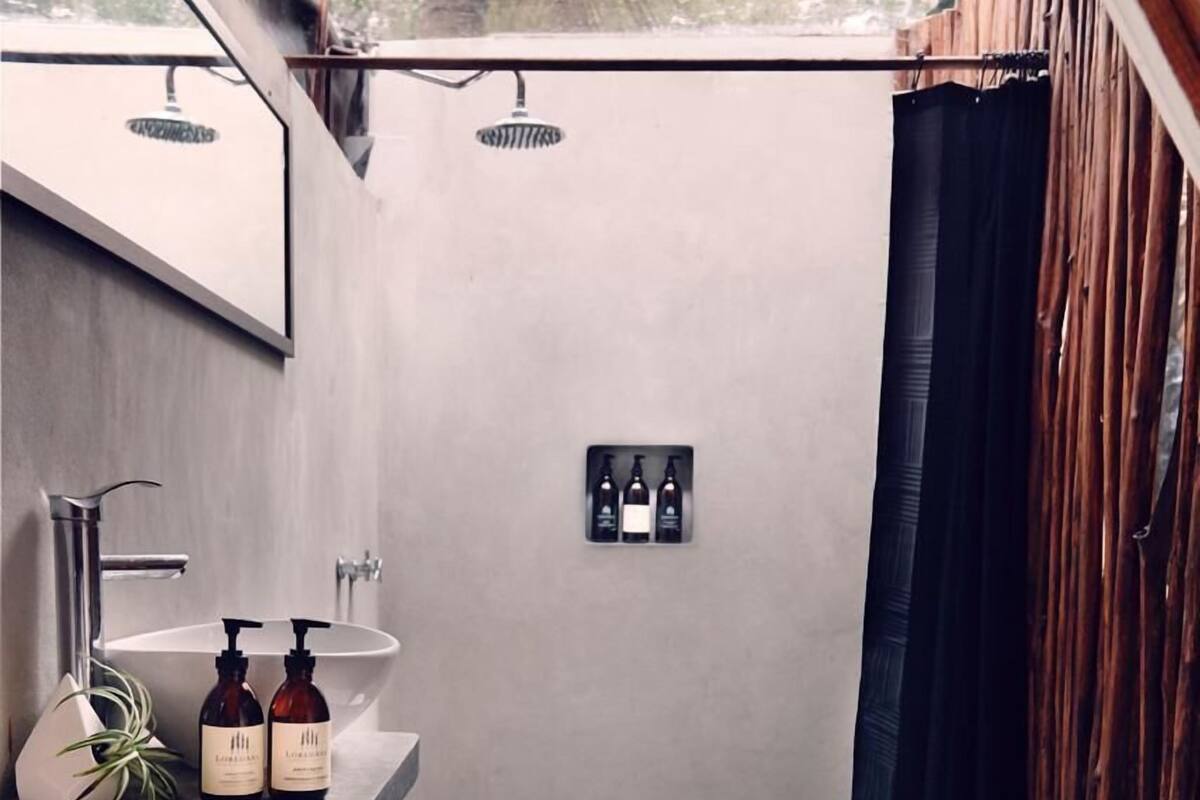 Standard Room | Bathroom