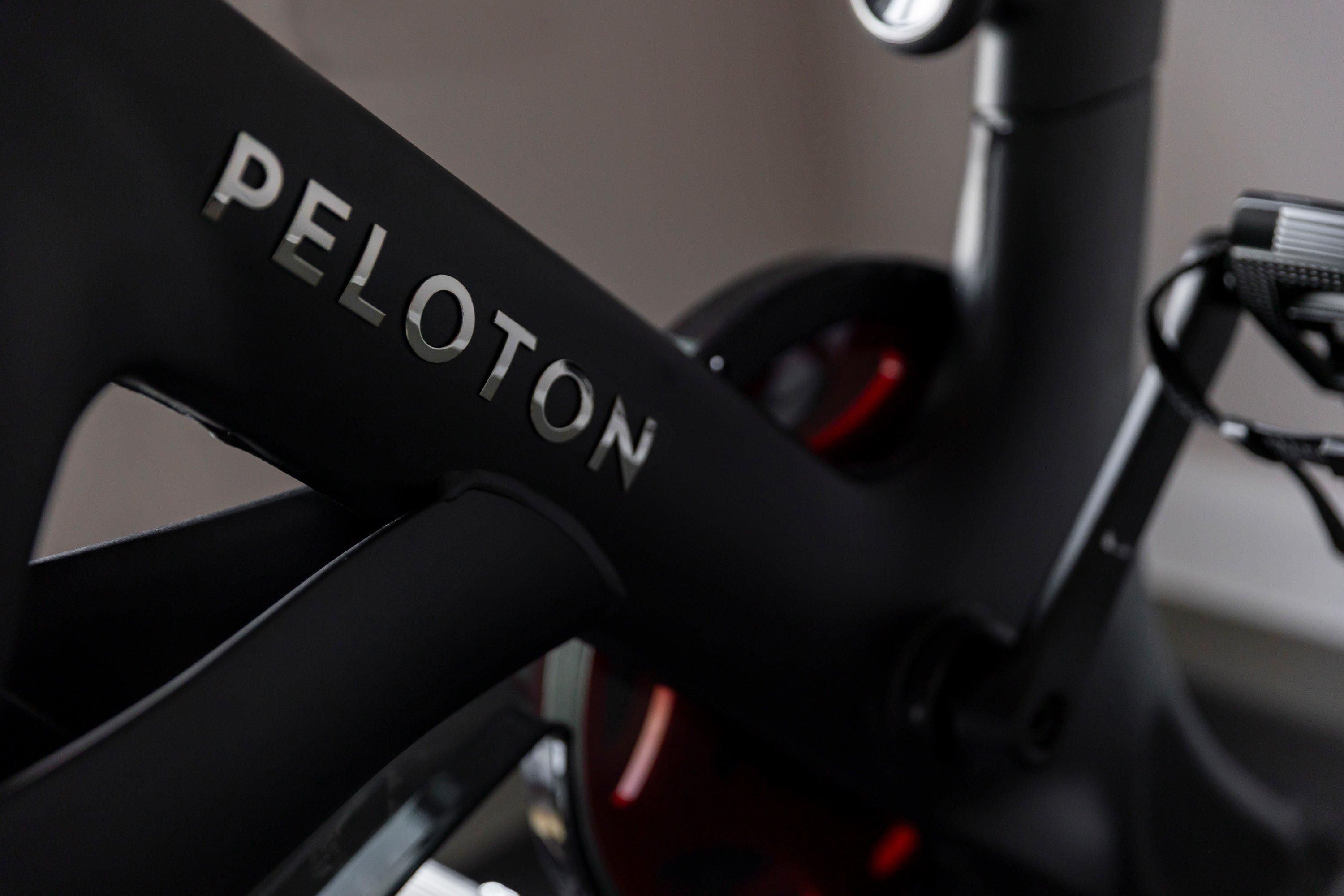 Primer plano del cuadro de una bicicleta, con el nombre de marca "PELOTON" a la vista.