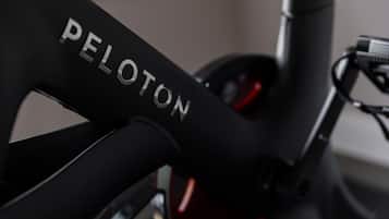 Primer plano del cuadro de una bicicleta, con el nombre de marca "PELOTON" a la vista.