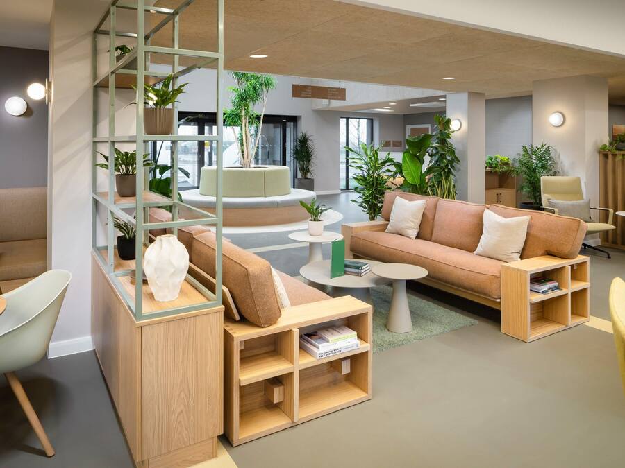 Un espace de détente moderne comprenant un canapé, une table basse et une étagère.