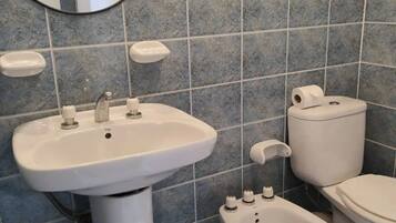 淋浴设施、吹风机、毛巾、肥皂