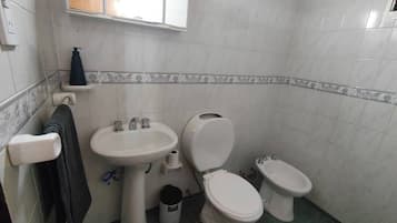 Douche, serviettes fournies, savon, shampoing