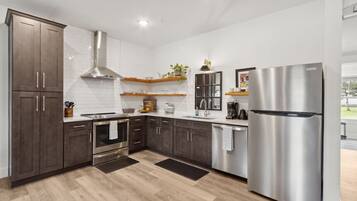 Frigorífico, microondas, horno y placa de cocina
