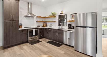 #D Industrial Vibe - DT - Steps to Shops & Dining