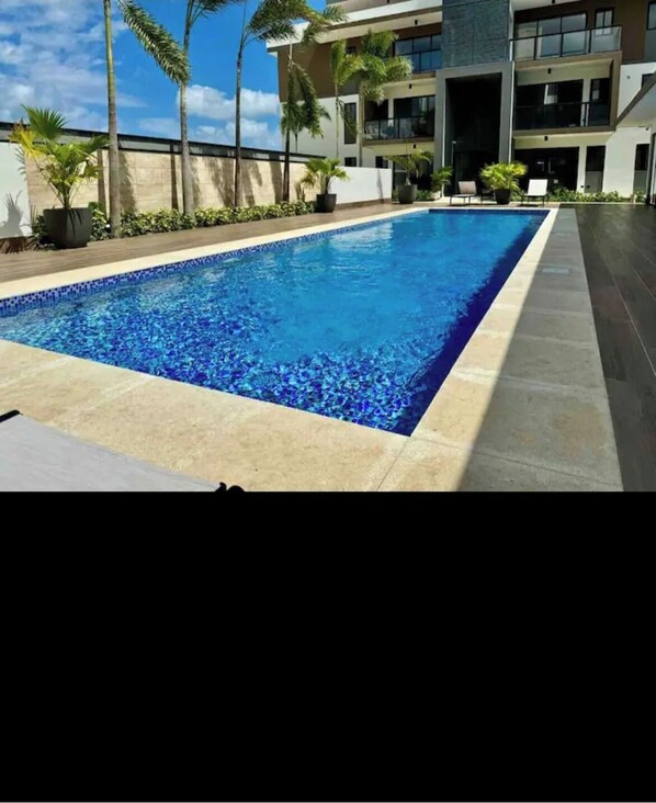 Una piscina al aire libre