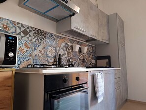 Micro-ondes, four, plaque de cuisson, cafetière/bouilloire