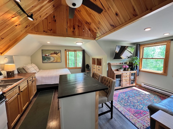 1 bedroom, free WiFi, bed sheets - Private Home on 10 Acres with trails. 15 min to Lutsen. Dog Friendly. (Grand Marais)