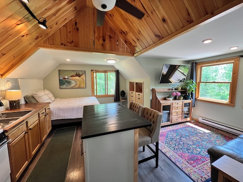 Private Home on 10 Acres with trails. 15 min to Lutsen. Dog Friendly.