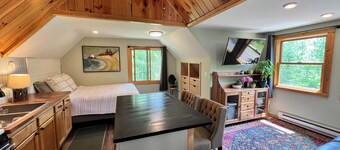 Private Home on 10 Acres with trails. 15 min to Lutsen. Dog Friendly.