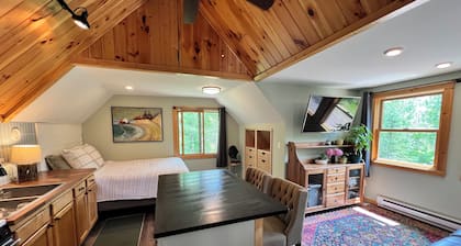 Private Home on 10 Acres with trails. 10 min to Grand Marais. Dog Friendly.